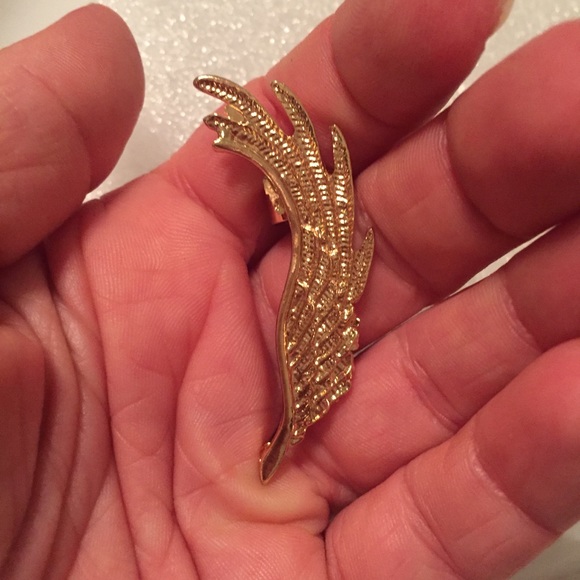 ⭐️ Awesome Single Metallic Wing Ear Cuff ⭐️ - Picture 7 of 8